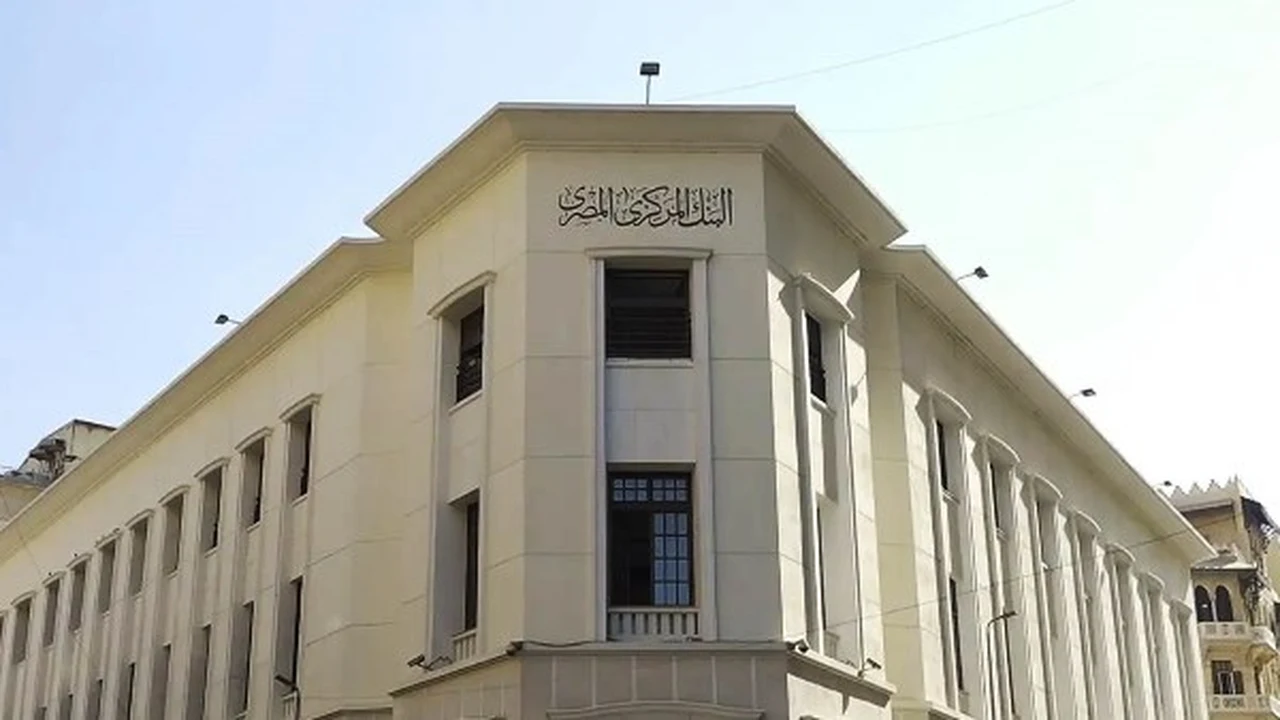 لماذا يبقى سعر الفائدة مرتفعاً رغم الضغوط؟ إجابة رشاد عبده